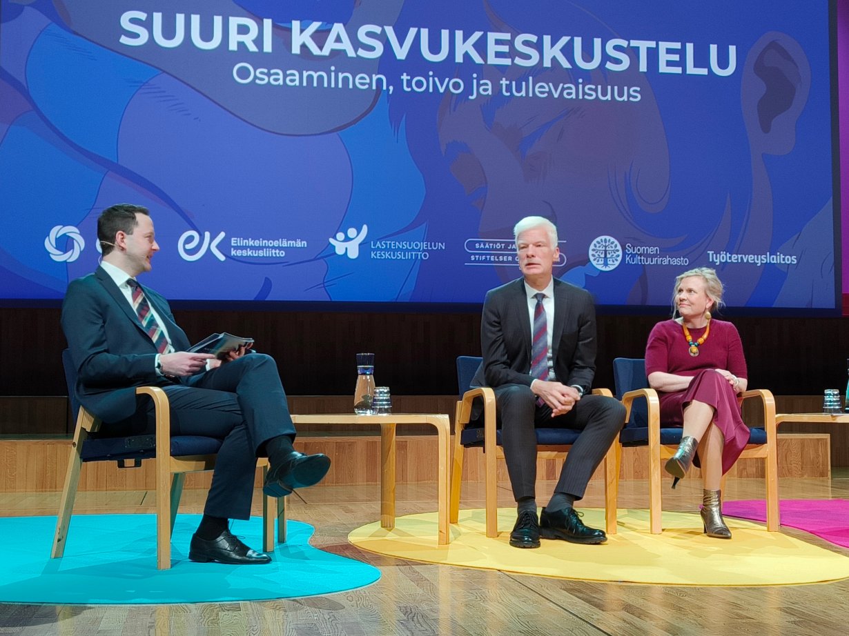 On stage, with a screen in the background, ETF Director, Pilvi Torsti (dressed in magenta), is sitting next to the OECD's Andreas Schleicher and a moderator